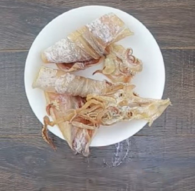 Khô mực nướng rồi xe miếng nhỏ vừa ăn