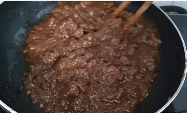 Kho thịt heo cùng với mắm ruốc đã lọc sẵn