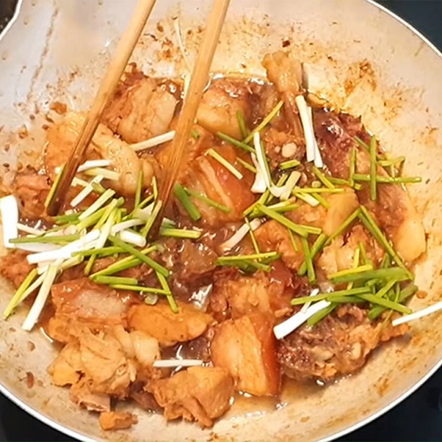 Kho thịt heo quay tới khi nước cốt sánh lại, thịt chín mềm thì tắt bếp