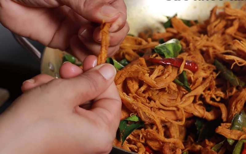 Kiểm tra món khô gà lá chanh