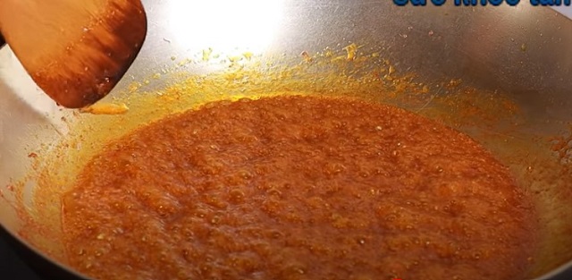 Làm hỗn hợp nước sốt thịt ức gà