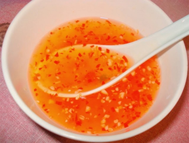 Làm nước mắm ăn kèm bún