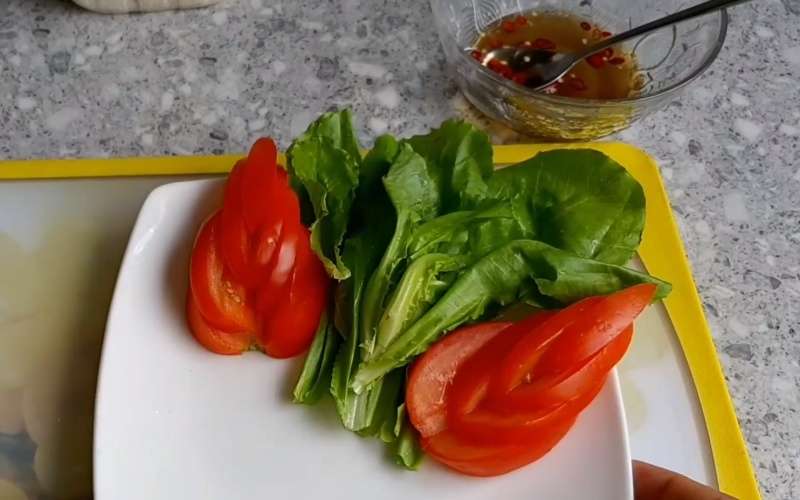 Làm nước sốt và trang trí