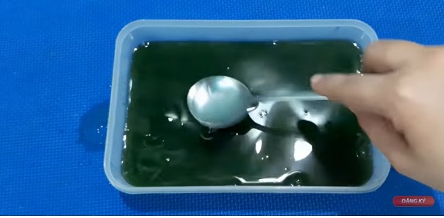 Làm thạch rau câu ăn kèm với trà sữa thái xanh