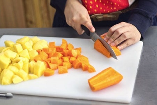 Luộc khoai tây, cà rốt