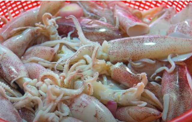 Luộc sơ mực với hành tím cắt lát