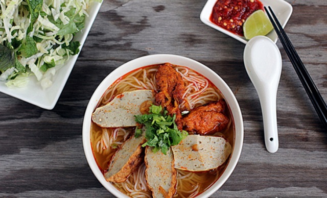 Món bún chả cá đậm đà hương vị