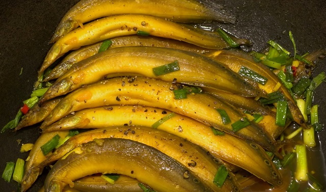 Món cá kho ăn rất hao cơm