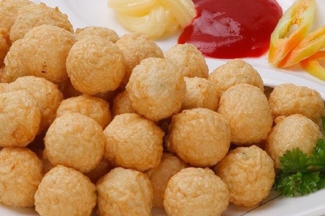 Món chả viên chiên thơm ngon, giòn tan trong miệng khi ăn