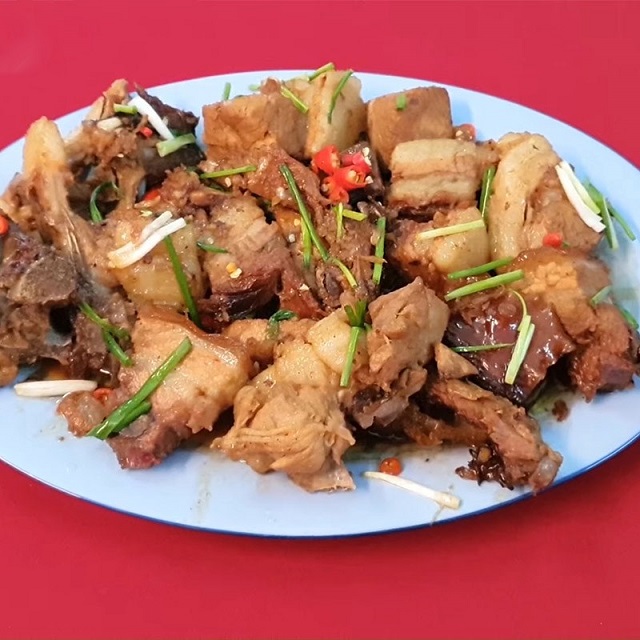Món heo quay kho nước tương dậy mùi thơm nức mũi