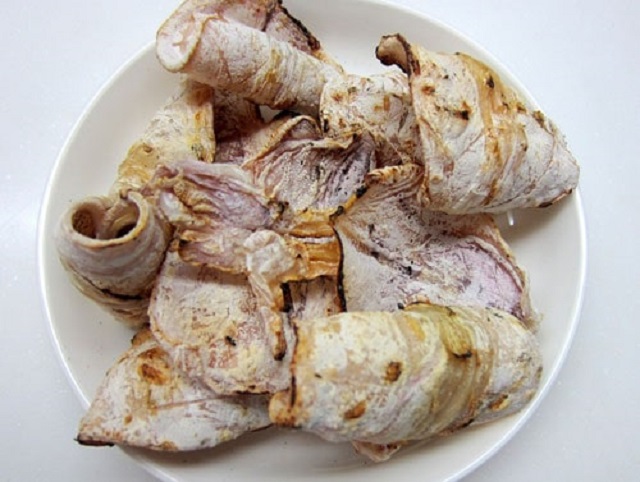 Mực thật có độ dai vừa, thịt bông tơi khi xé nhỏ