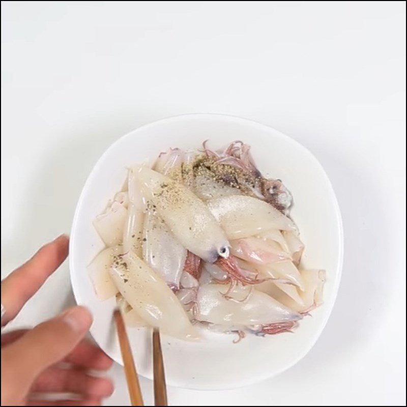 Mực trứng được ướp đơn giản với chút tỏi, ớt, hạt nêm, hạt tiêu