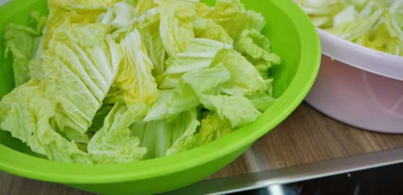 Sơ chế cải thảo làm kim chi muối sổi ăn ngay