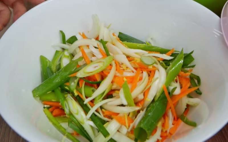 Sơ chế các nguyên liệu làm sốt kim chi