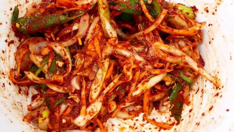 Trộn đều hỗn hợp xốt kim chi