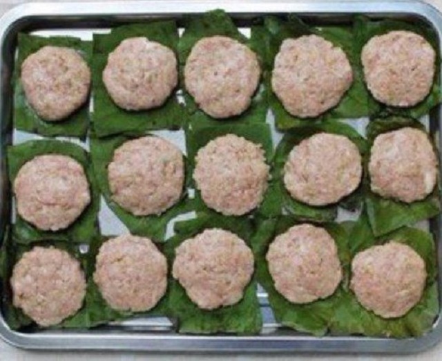Nặn tạo hình từng miếng chả cốm với kích cỡ vừa ăn
