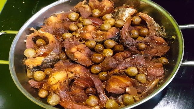 Nấu c&aacute; kho c&ugrave;ng tr&aacute;m, thịt ba chỉ
