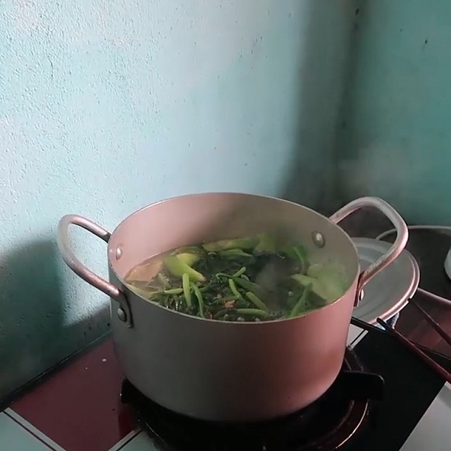 Nấu canh mồng tơi với tôm khô nêm nếm vừa ăn
