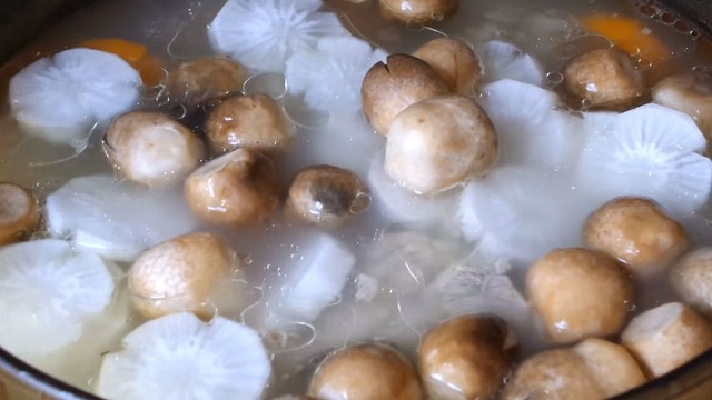 Nấu nước hầm xương ngọt thanh