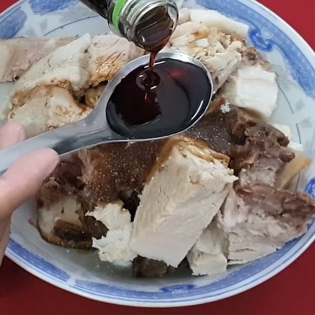 Nêm nếm các gia vị ướp thịt heo quay đậm đà, vừa ăn
