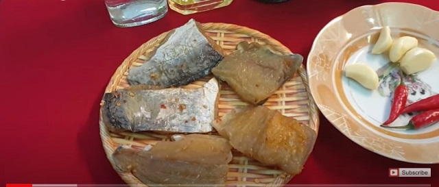 Nguyên liệu làm món cá tra khô chiên giấm đường