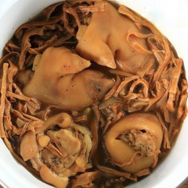 Ninh chân giò cùng măng khô