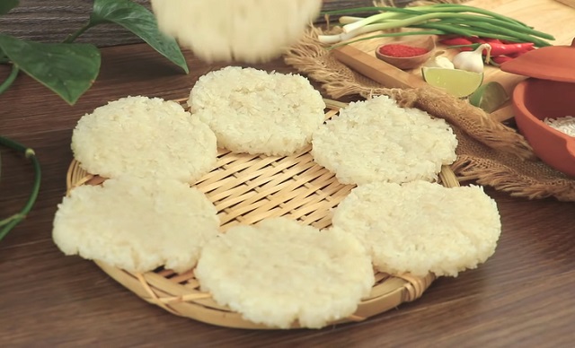Nướng cơm cháy rồi đem chiên vàng giòn
