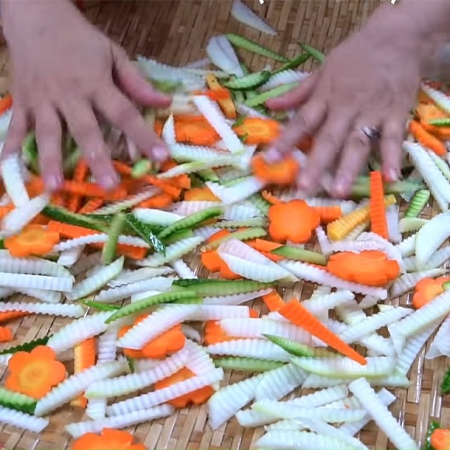 Phơi các loại rau củ dưới nắng cho săn lại
