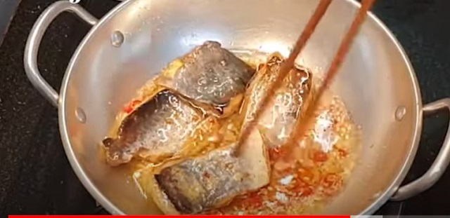 Rim khô cá chiên cùng nước giấm đường