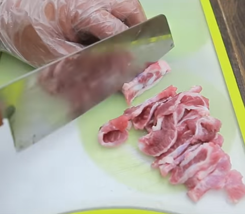 Thái sườn sụn thành lát mỏng