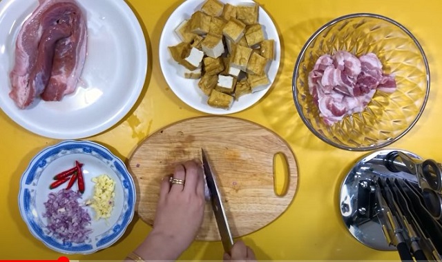 Sơ chế các nguyên liệu chuẩn bị kho
