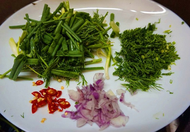 Sơ chế các nguyên liệu nấu kèm bún