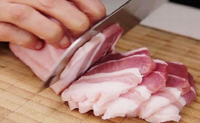 Thịt ba chỉ cắt miếng nhỏ