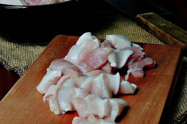 Thịt ba chỉ sơ chế sạch, cắt thành miếng nhỏ