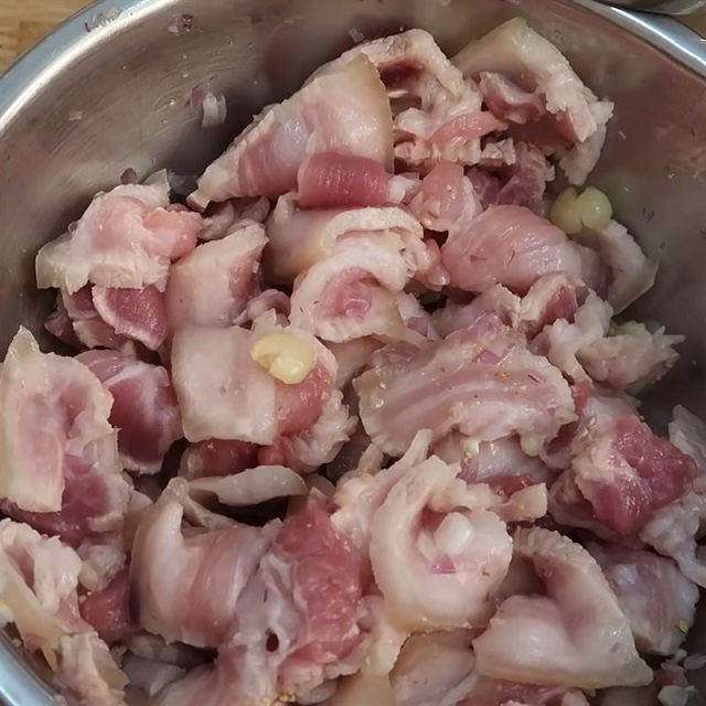 Thịt ba rọi cắt lát, ướp gia vị đậm đà