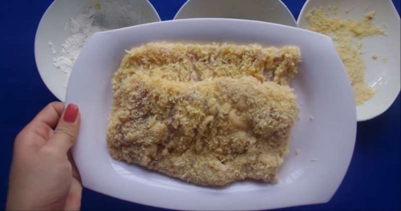 Lăn thịt qua bột chiên giòn, trứng, bột chiên xù