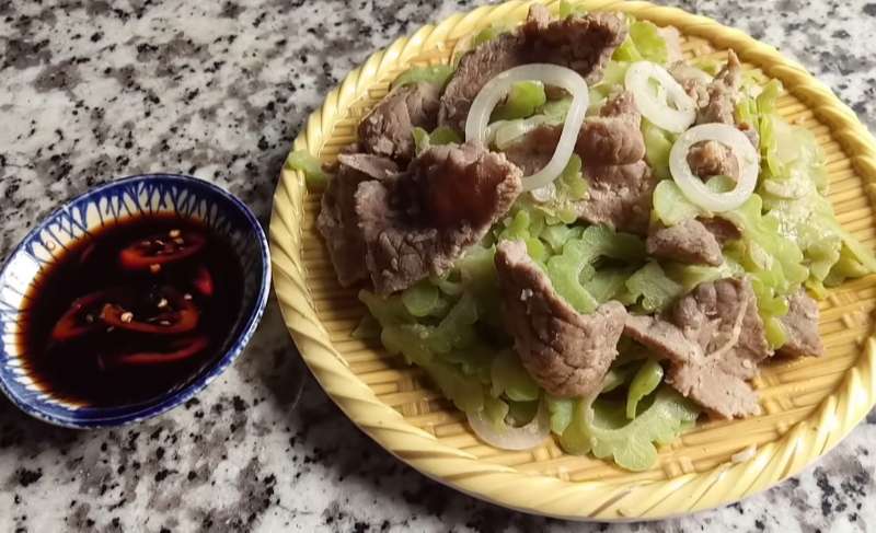 Thưởng thức món bò né khổ qua