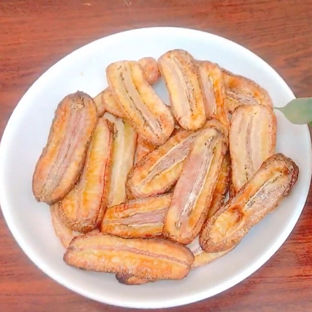Thưởng thức đĩa chuối sấy giòn rụm hấp dẫn