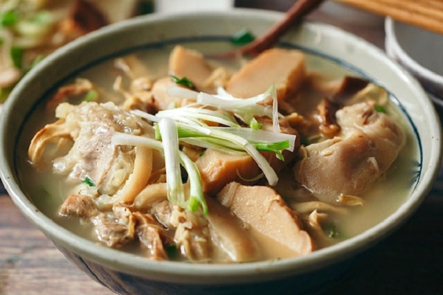  Thưởng thức tô măng khô hầm chân giò thơm lừng