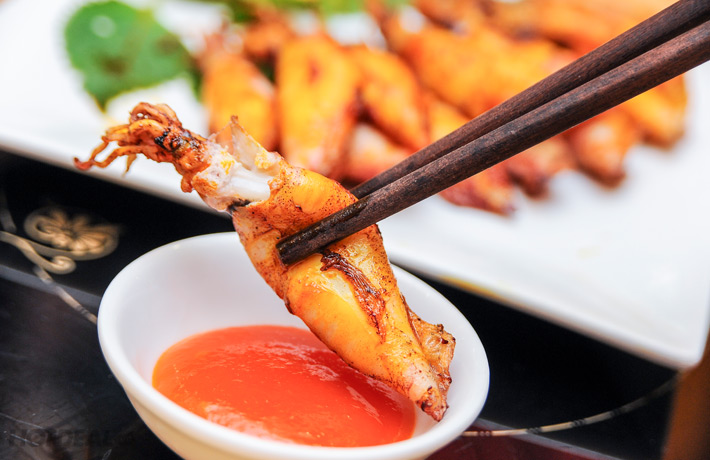 Thưởng thức mực trứng chiên cùng nhiều loại sốt chấm