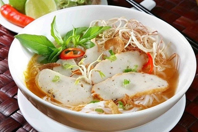 Thưởng thức tô bún chả cá nóng hôi hổi vừa thổi vừa ăn
