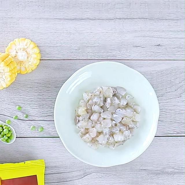 Tôm làm sạch, cắt miếng nhỏ vừa ăn