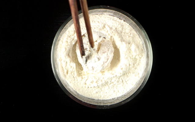 Tôm lăn qua bột, phủ đều toàn thân