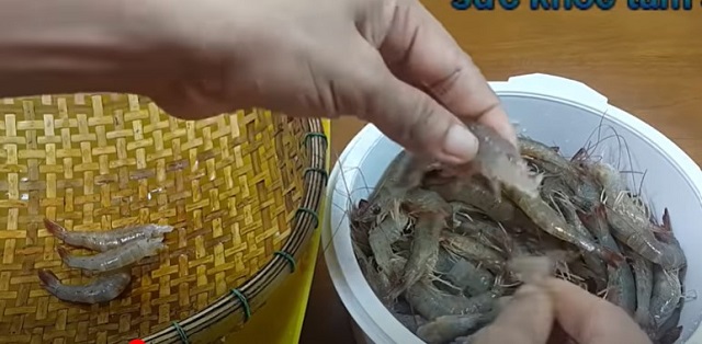 Tôm tươi sơ chế sạch, khử tanh trước khi muối