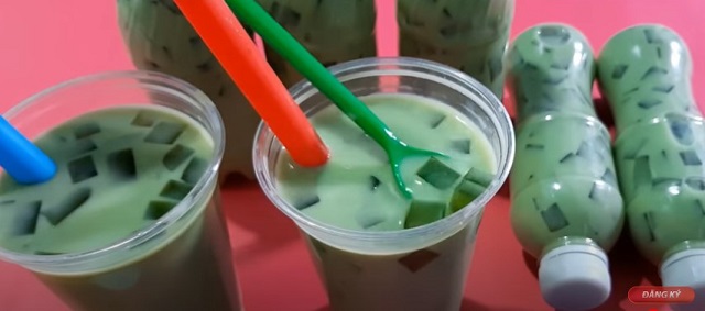 Trình bày và thưởng thức ly trà sữa mát lạnh