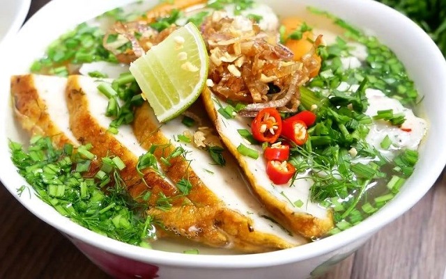 Trổ tài vào bếp làm bánh canh chả cá thơm ngon, hấp dẫn đãi gia đình
