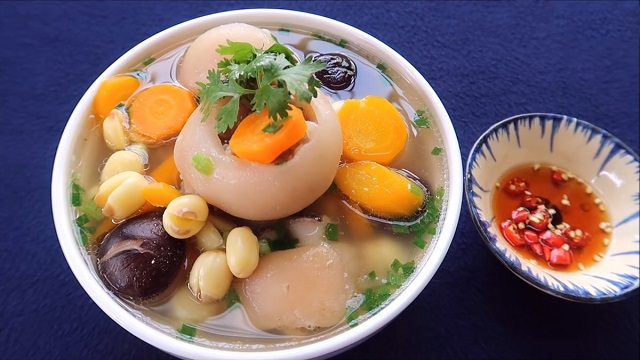 Trổ tài vào bếp với món chân giò hầm hạt sen
