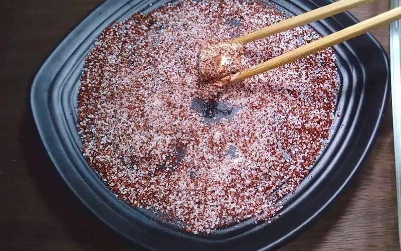 Trộn đậu hũ với muối, ớt