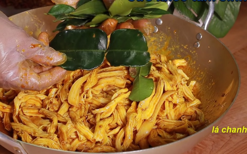 Trộn thịt gà với nước sốt và lá chanh