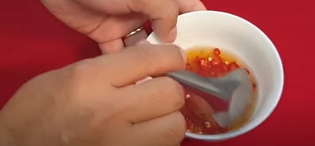 Trộn nước mắm giấm đường